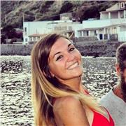 Biologa marina impartisce lezioni di materie scientifiche per studenti di scuole primarie e secondarie